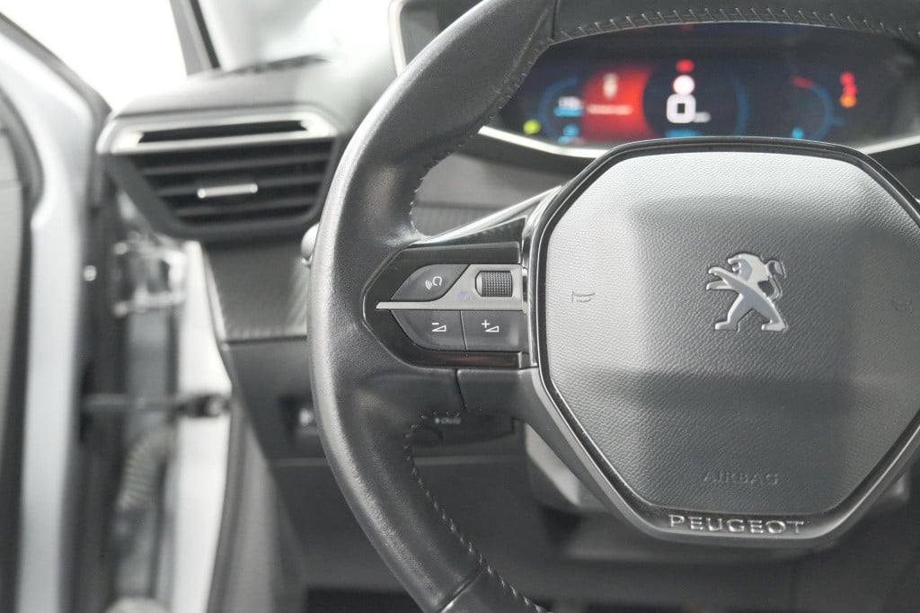 Peugeot 208 puretech 100 allure | camera | navigatie | apple carplay | park
