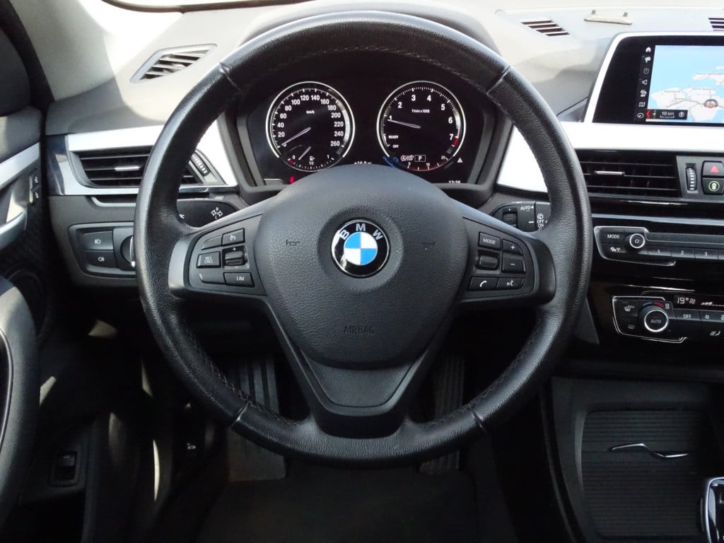 BMW X1 sdrive18i executive automaat | apple carplay | | el. koffer | 17"