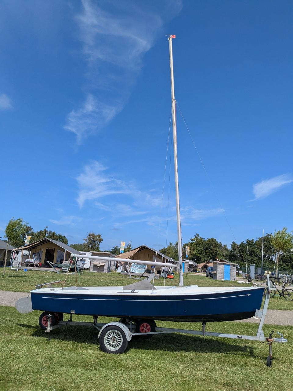 Open zeilbootje te koop (volksboot, 4,5 m). Met wegtrailer
