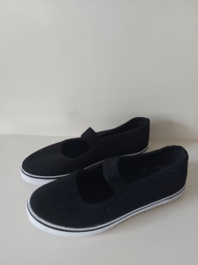 Zo goed als nieuwe gymschoenen maat 30 zwart €2,-