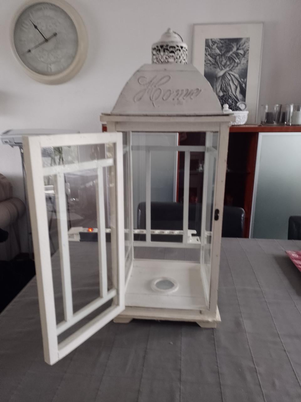 Groot windlicht in witte kalkverf-landelijke stijl