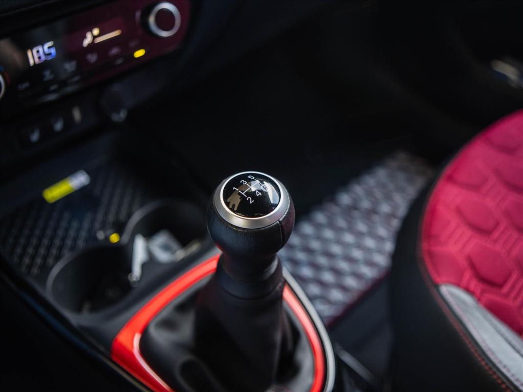 Toyota Aygo x 1.0 vvt-i mt 72pk premium | trekhaak | jbl sound system | app