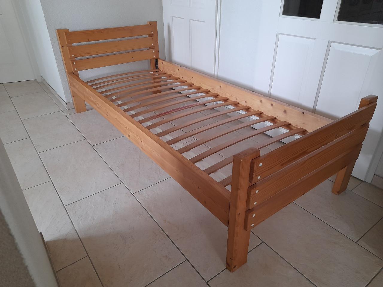 Massief houten bed 80 x 200 (in goede staat)