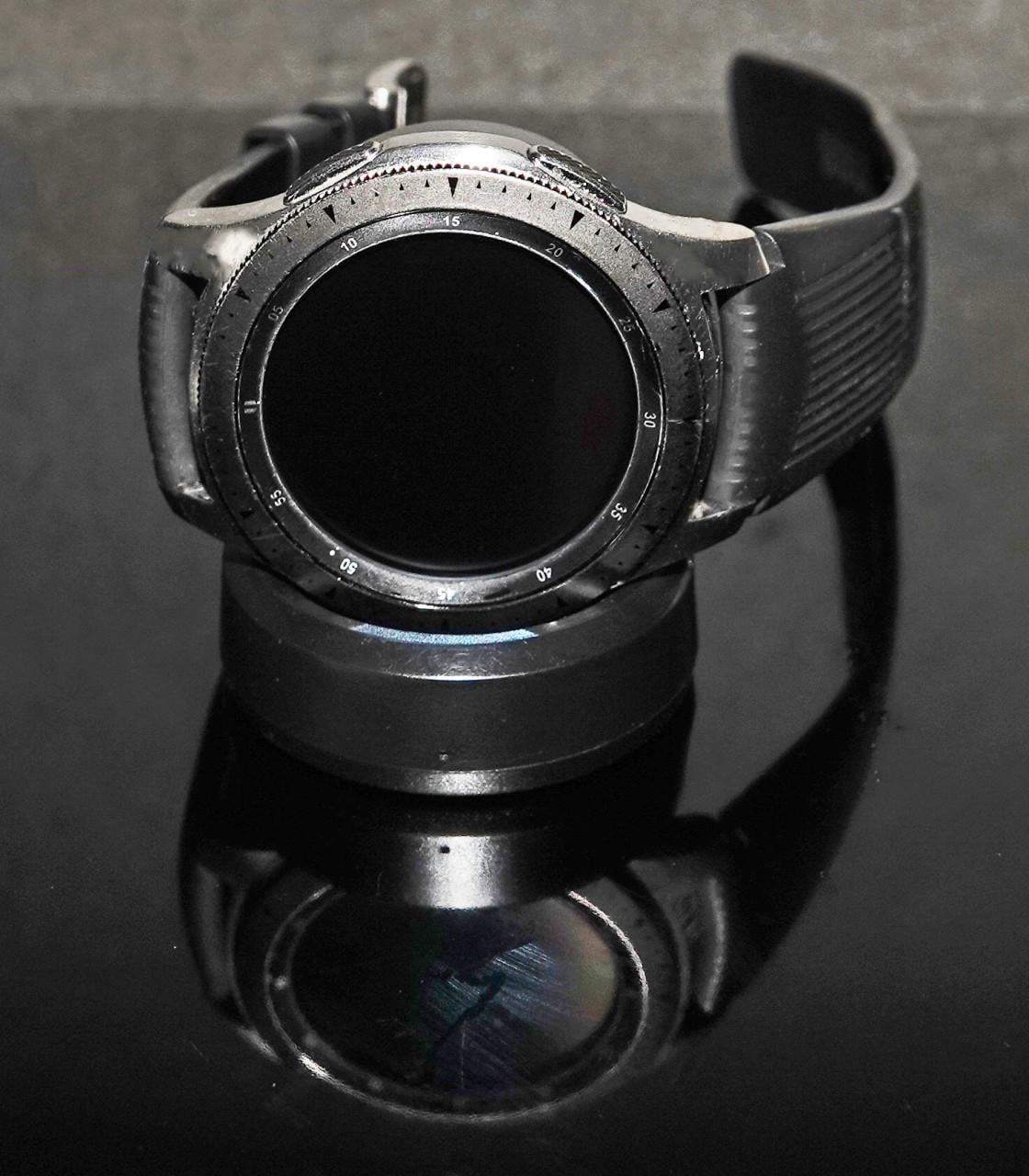 Samsung Galaxy watch (46 mm) R-800 met oplaadstandaard