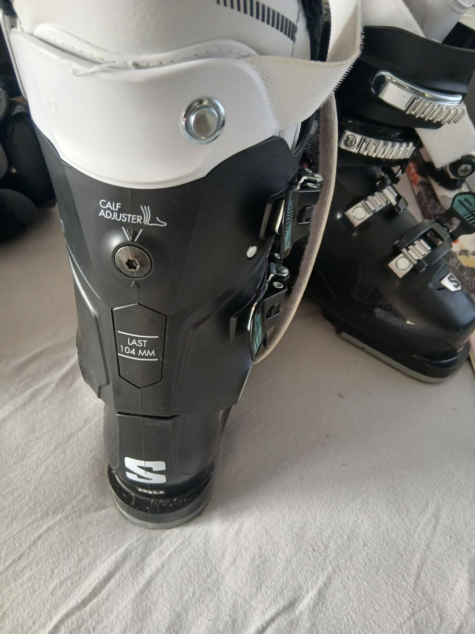 Skies, schoenen, stokken, jack en broek en helm wegens stoppen met skien