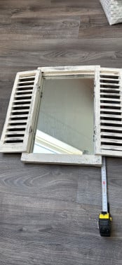 Charmante spiegel met luiken in brocante stijl.