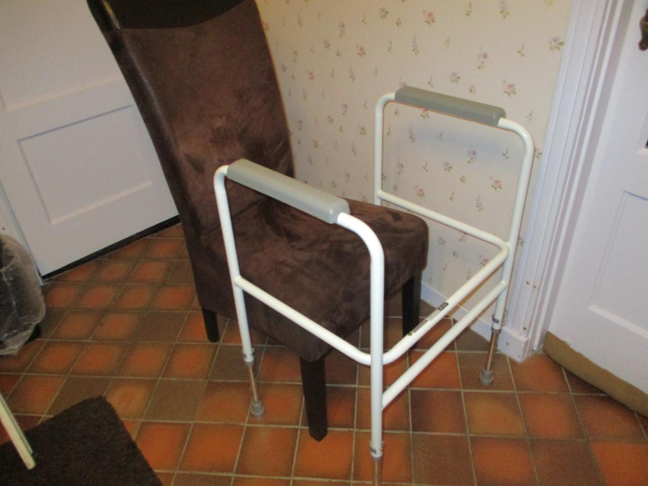 Te koop sta op rek voor toilet of stoel  (tevens te gebruiken als loop rek)