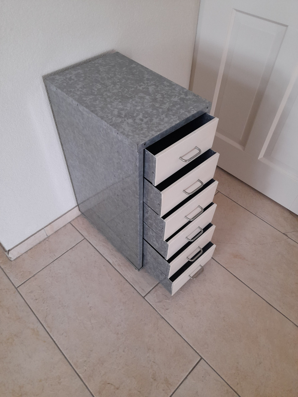 Metalen Ladenkastje  41,5 x 28 x 69H  (in goede staat )