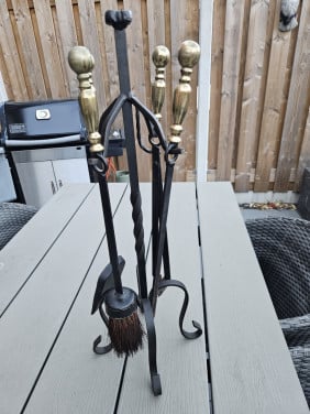 Prachtig compleet zwaar vintage openhaard stel van gietijzer en messing...
