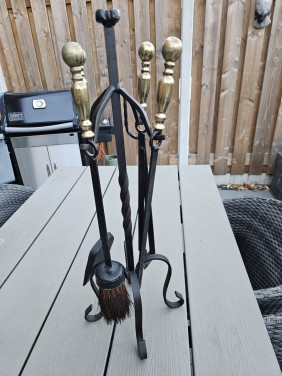 Prachtig compleet zwaar vintage openhaard stel van gietijzer en messing...