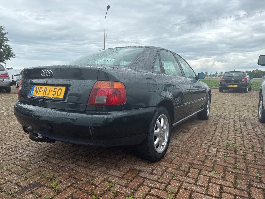 Audi A4 limousine 1.6 //apk//nap