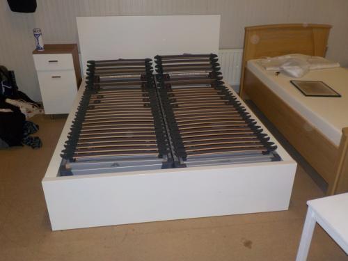 In zeer goede staat ledikant met 2 verstelbare lattenbodems 140 x 200 cm