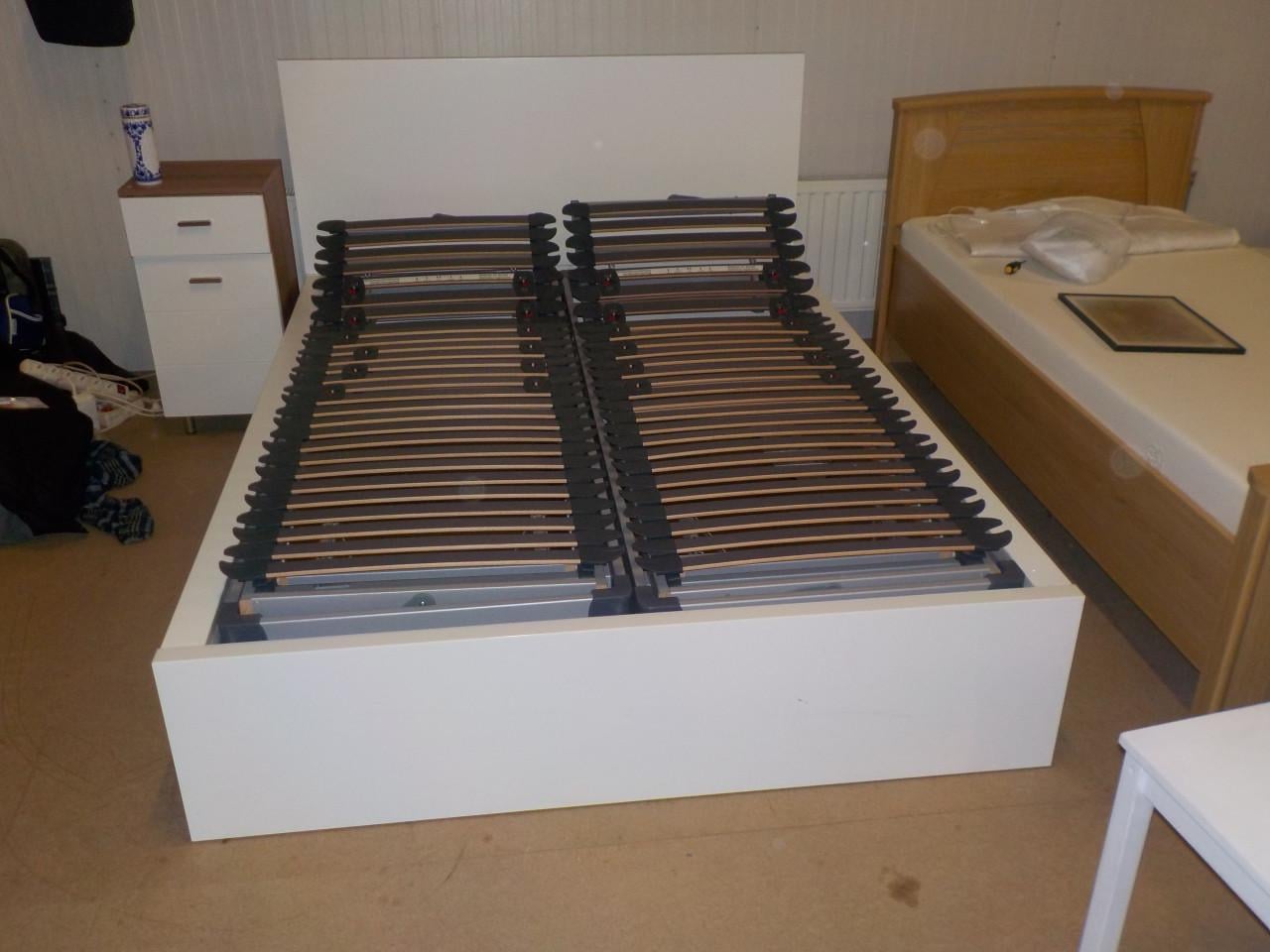 In zeer goede staat ledikant met 2 verstelbare lattenbodems 140 x 200 cm