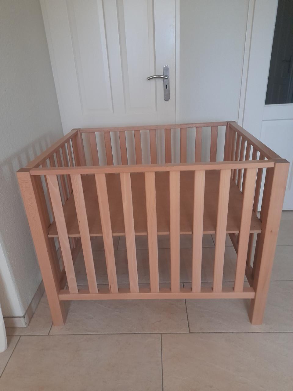 Houten box ( in goede nette staat ) in hoogte verstelbaar!