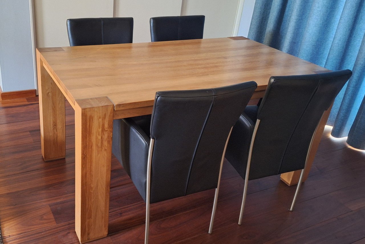 Eettafel met 4 leren stoelen