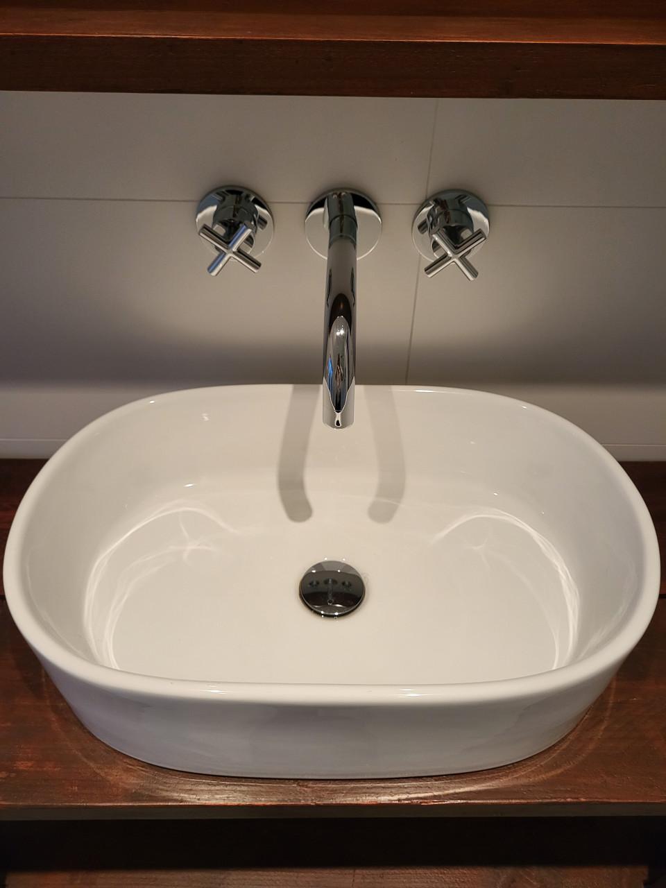 Robuust Hardhouten Badkamermeubel - incl. kraan en wasbak