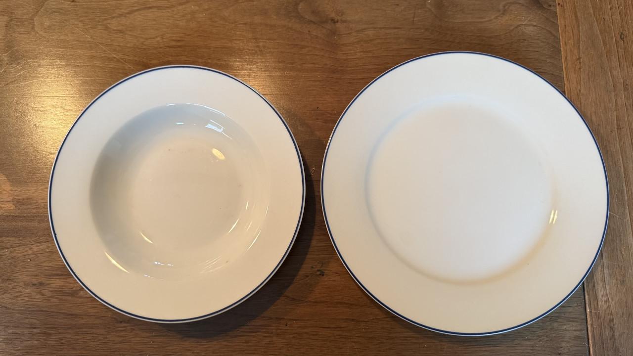 Servies (wit met blauwrandje)