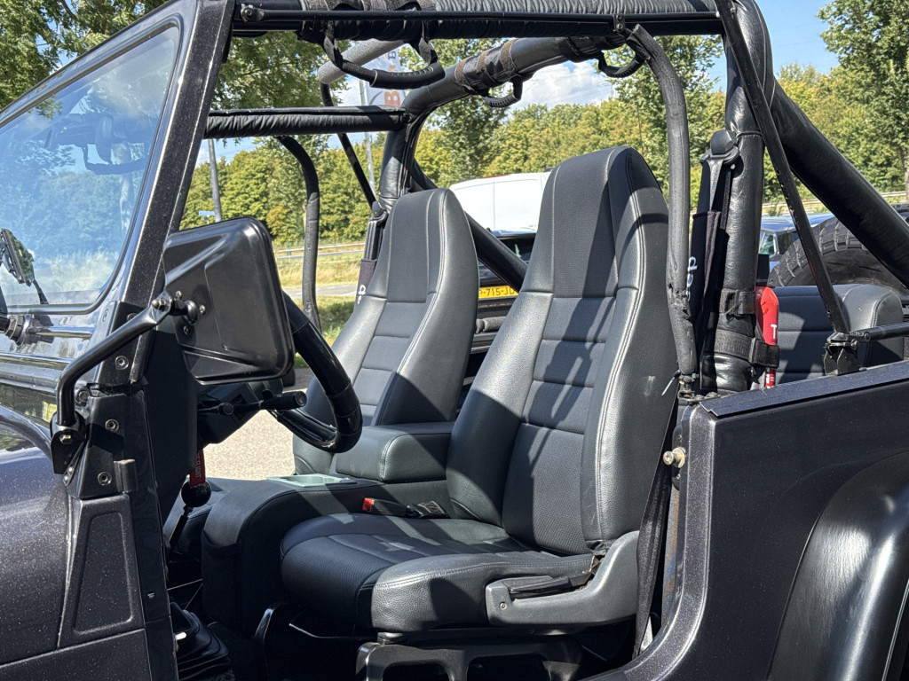 Jeep Wrangler 4.0i sport | gerestaureerd | bullbar | sidebars | trekhaak