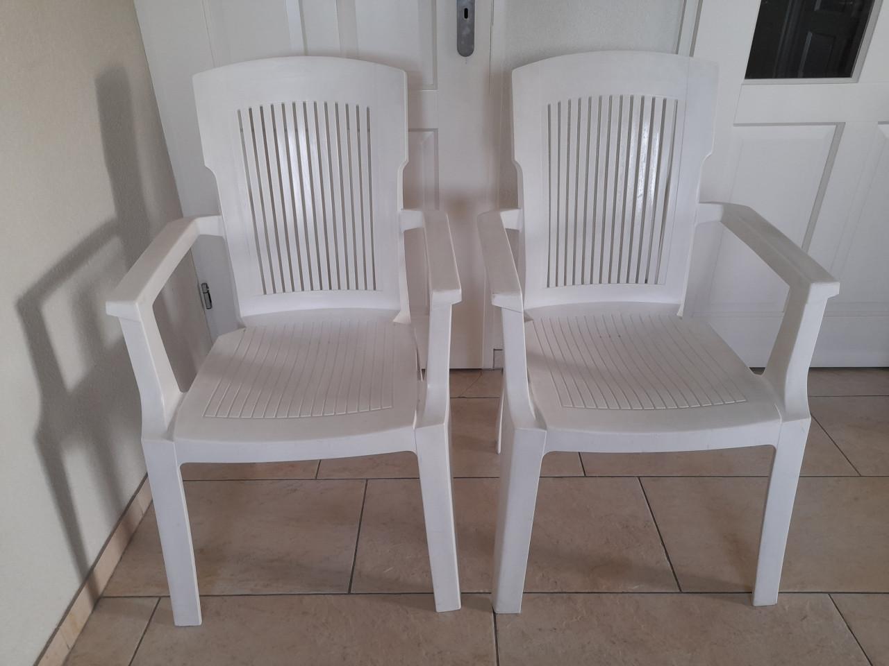 2 tuinstoelen (in goede staat )