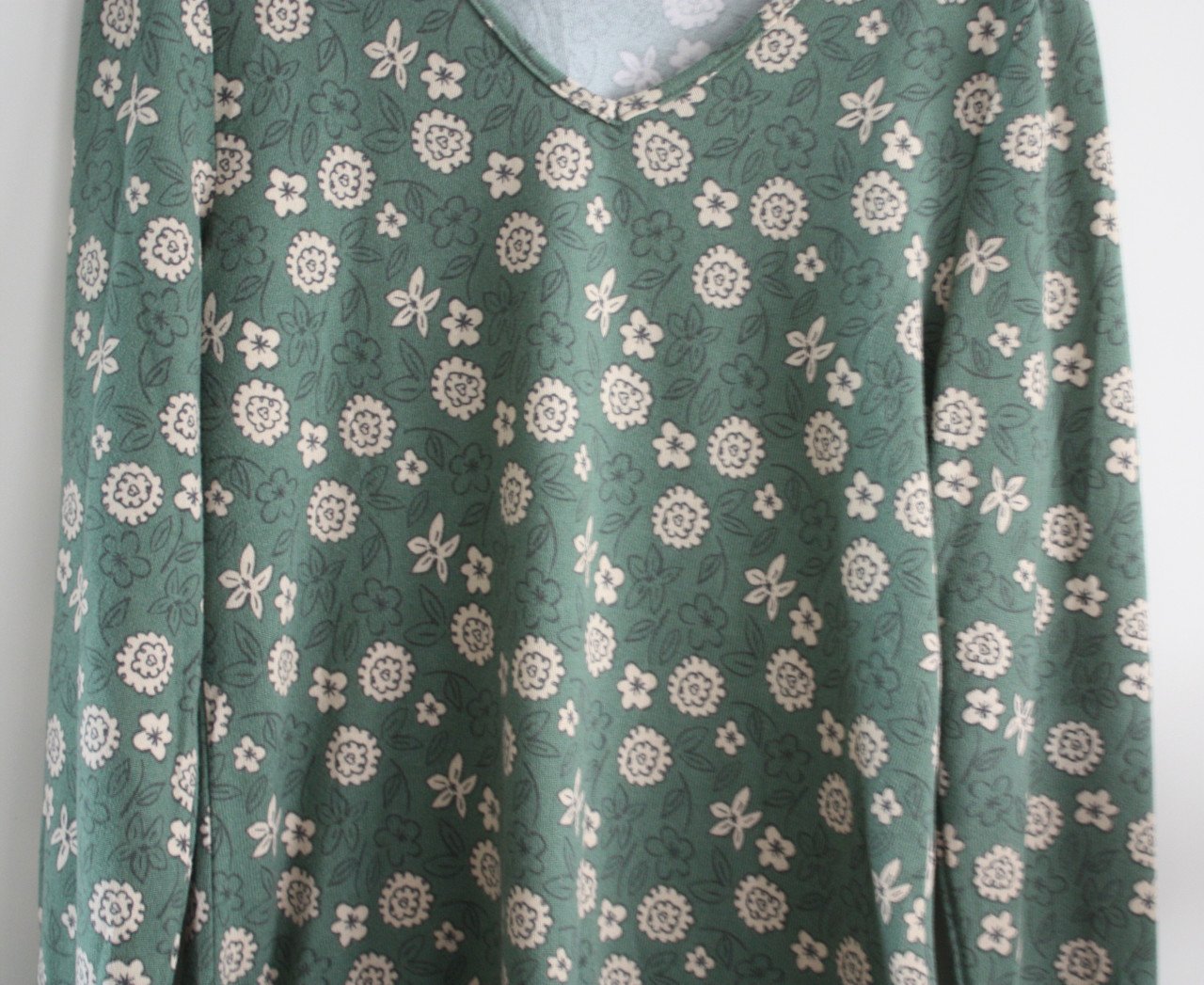 Groen truitje met bloemen print maat l