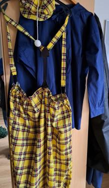 Leuk fleurig carnavalspak geel met pet en boerenkiel.