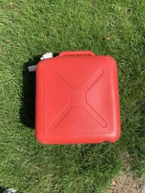 Een rode jerrycan