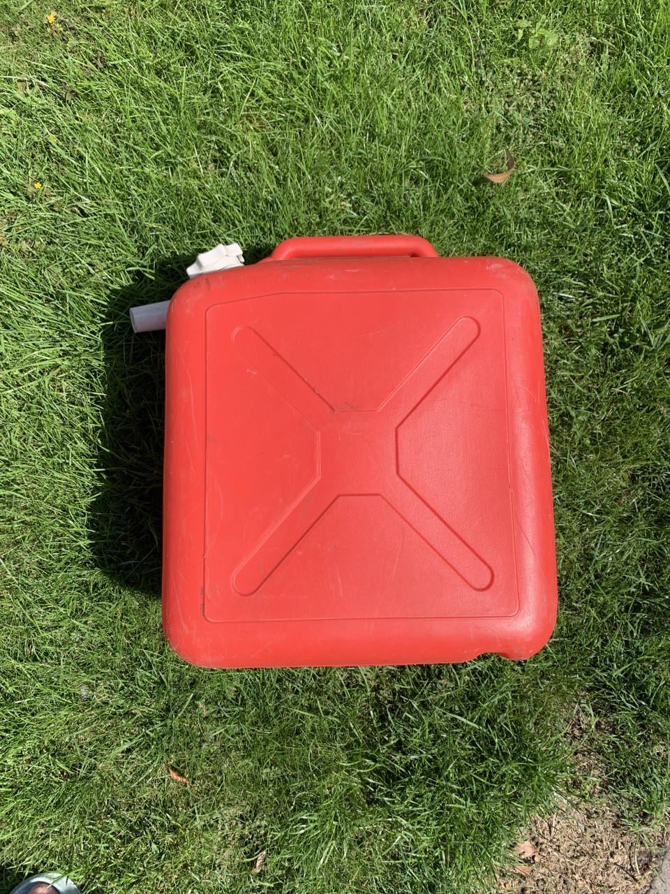 Een rode jerrycan