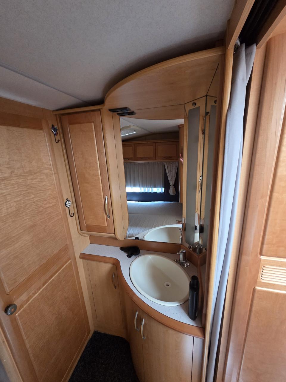 Hobby 460 met voortent en luifel