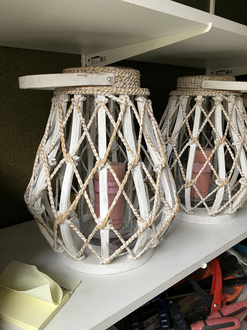 Te koop in goede staat 2 windlichten