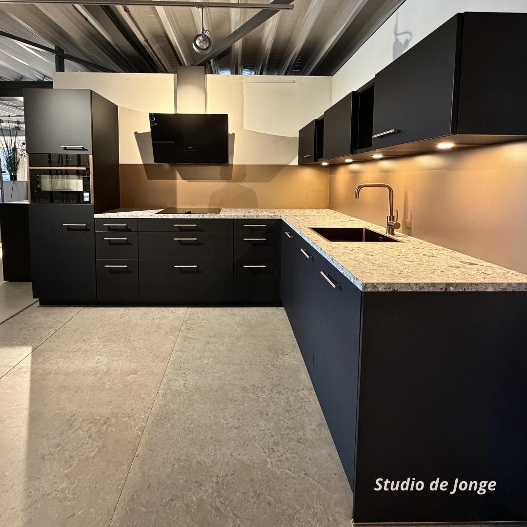 Stijlvolle showroomkeuken met een luxe uitstraling
