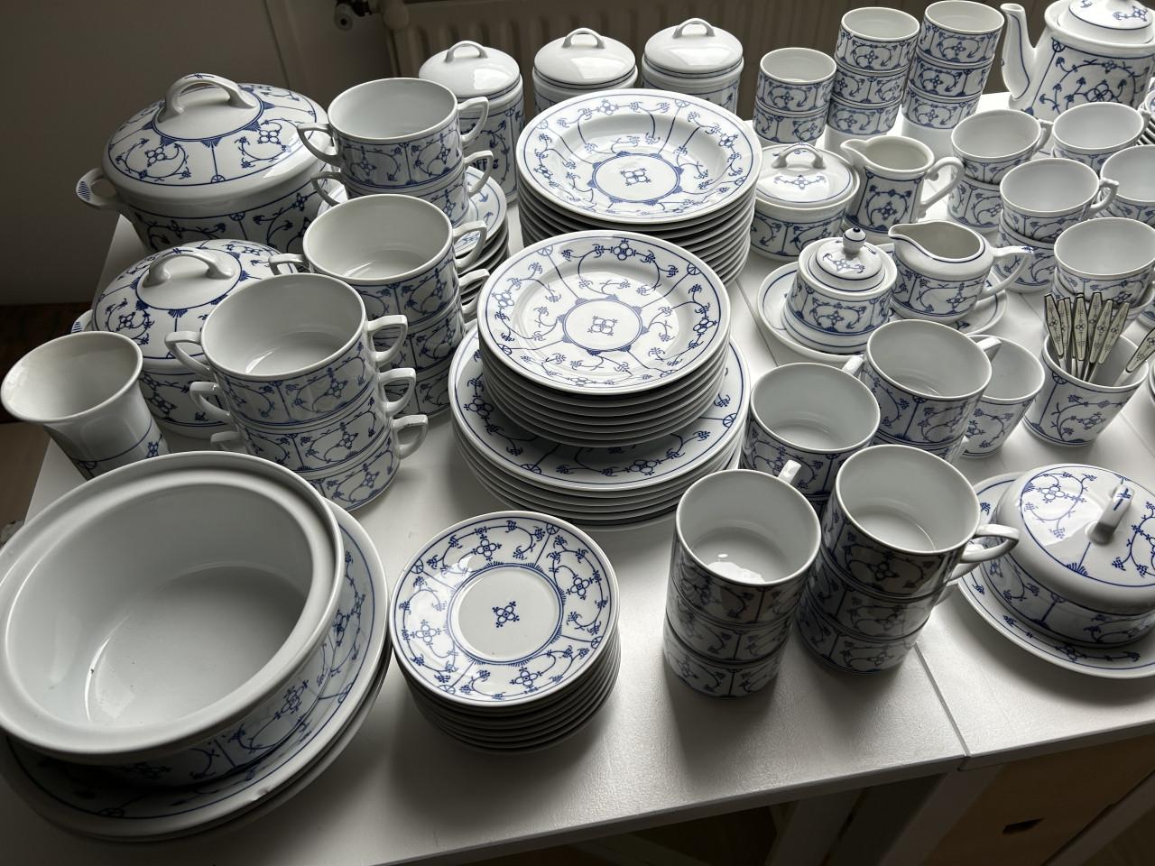 Blau-Saks Jäger servies. Porselein..compleet servies