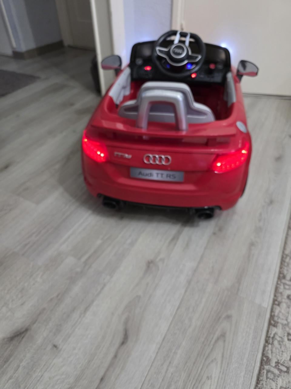 Kinder auto merk AUDI met Nieuw accu en oplader-werkend
