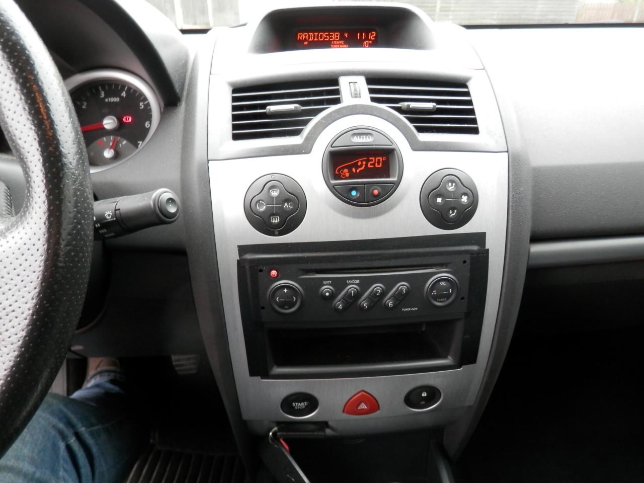 Auto Garant Biedt Aan: Renault Megane 1.6 Cabrio Privilegé