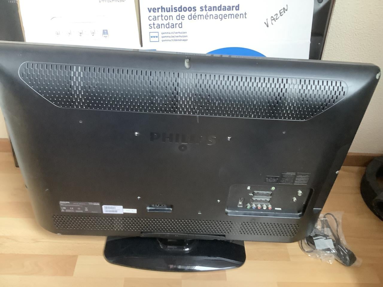 Lcd tv Philips van 32 inch, type 32PFL3404 met afstandsbediening.