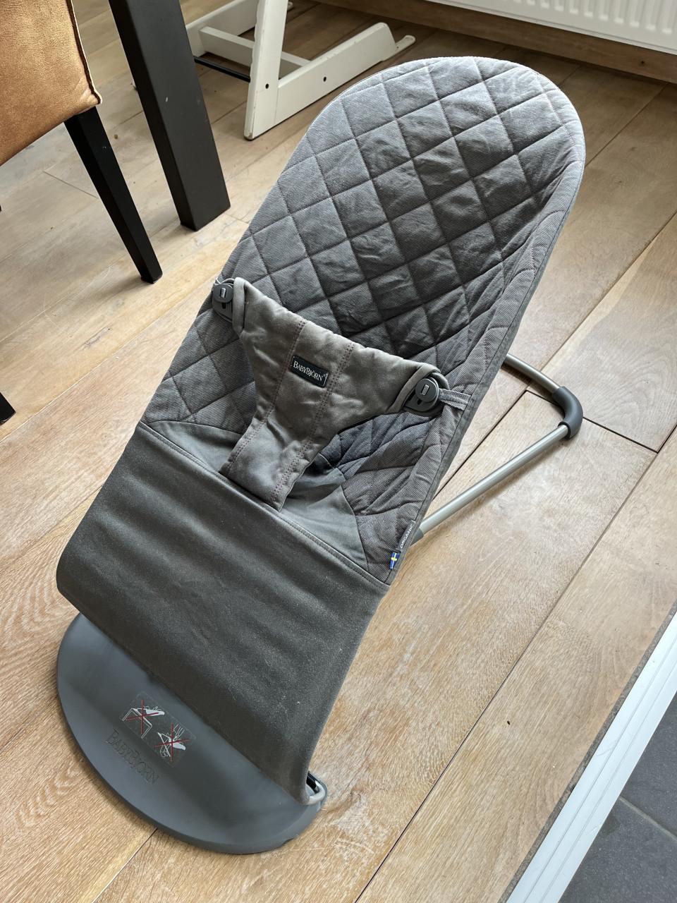 Baby Björn wipstoeltje antraciet met speelboog