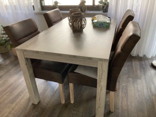 Tafel met 4 stoelen