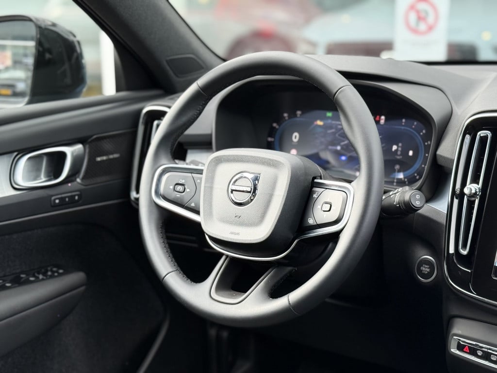 Volvo XC40 b4 197pk plus dark |adap.cruise| trekhaak | camera| elektrische
