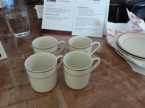 4   nespresso kopjes en schotels