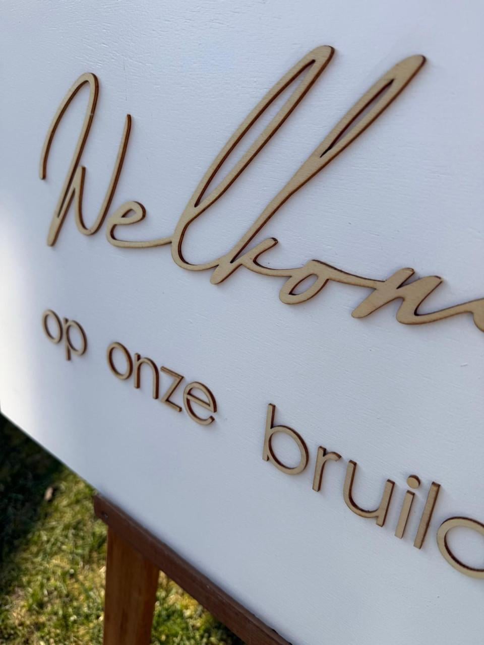 Mooi welkomstbord bruiloft incl ezel en bloemstuk