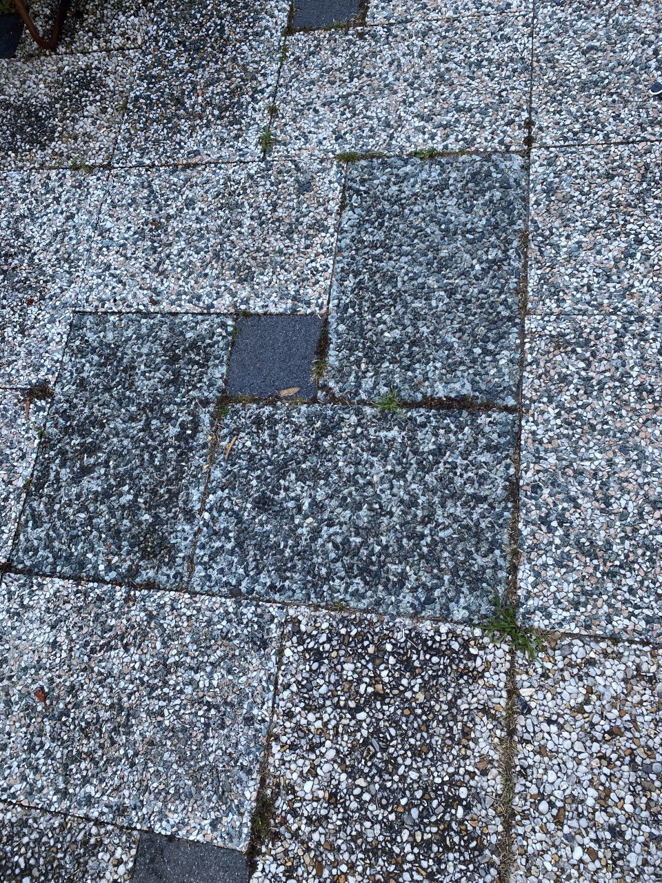 Stoere tuintafel en grindtegels +/- 95 m2