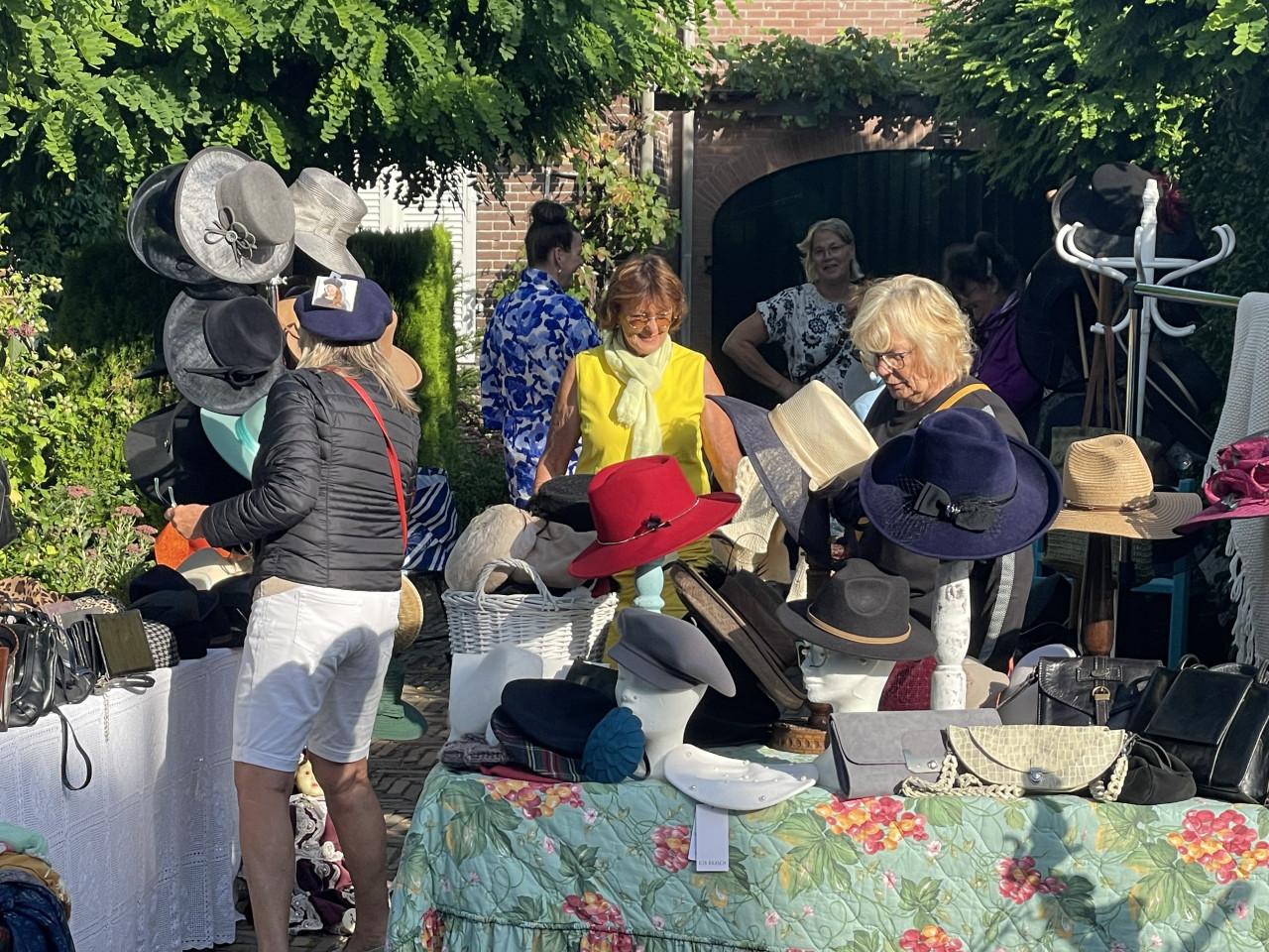 Enorme hoeveelheid gebruikte legerkleding op Mega Rommelroute Wemeldinge