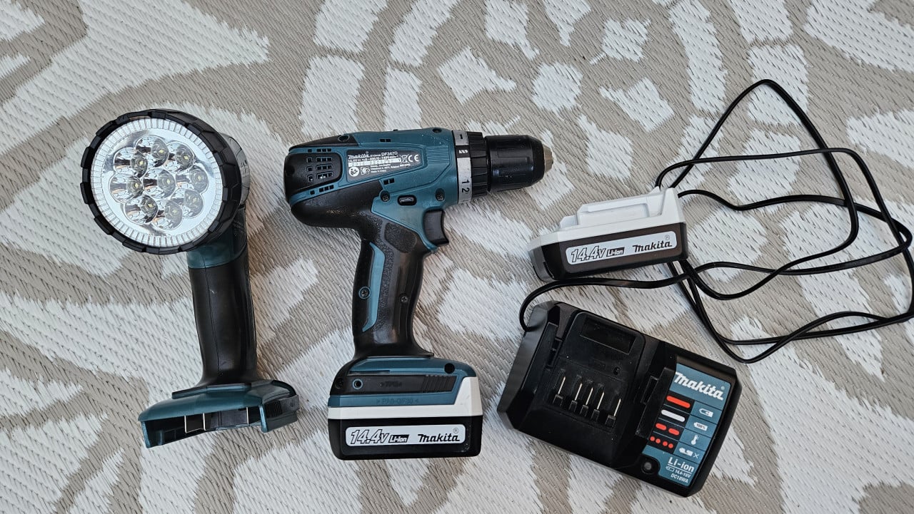 Makita 14.4V set – boormachine + lamp + 2 accu’s + lader