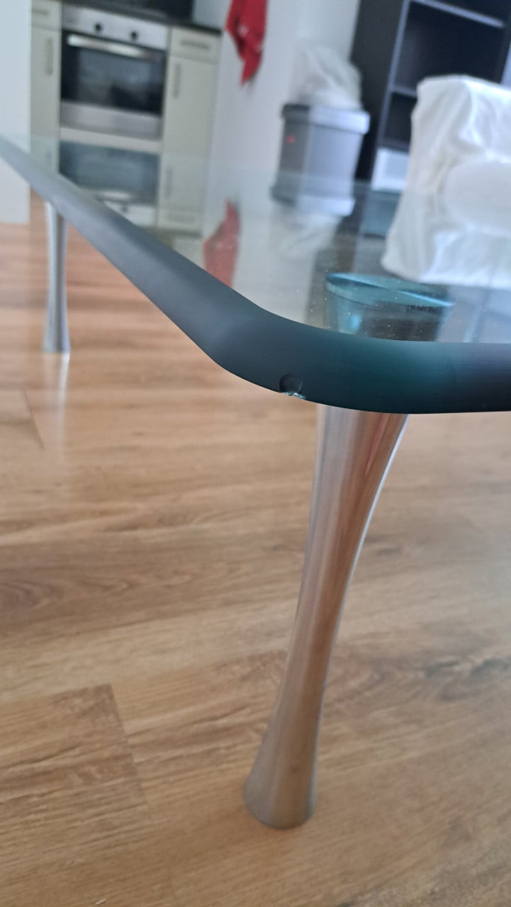 Gratis Mooie grote vierkante glazen salontafel ophalen in Vlissingen