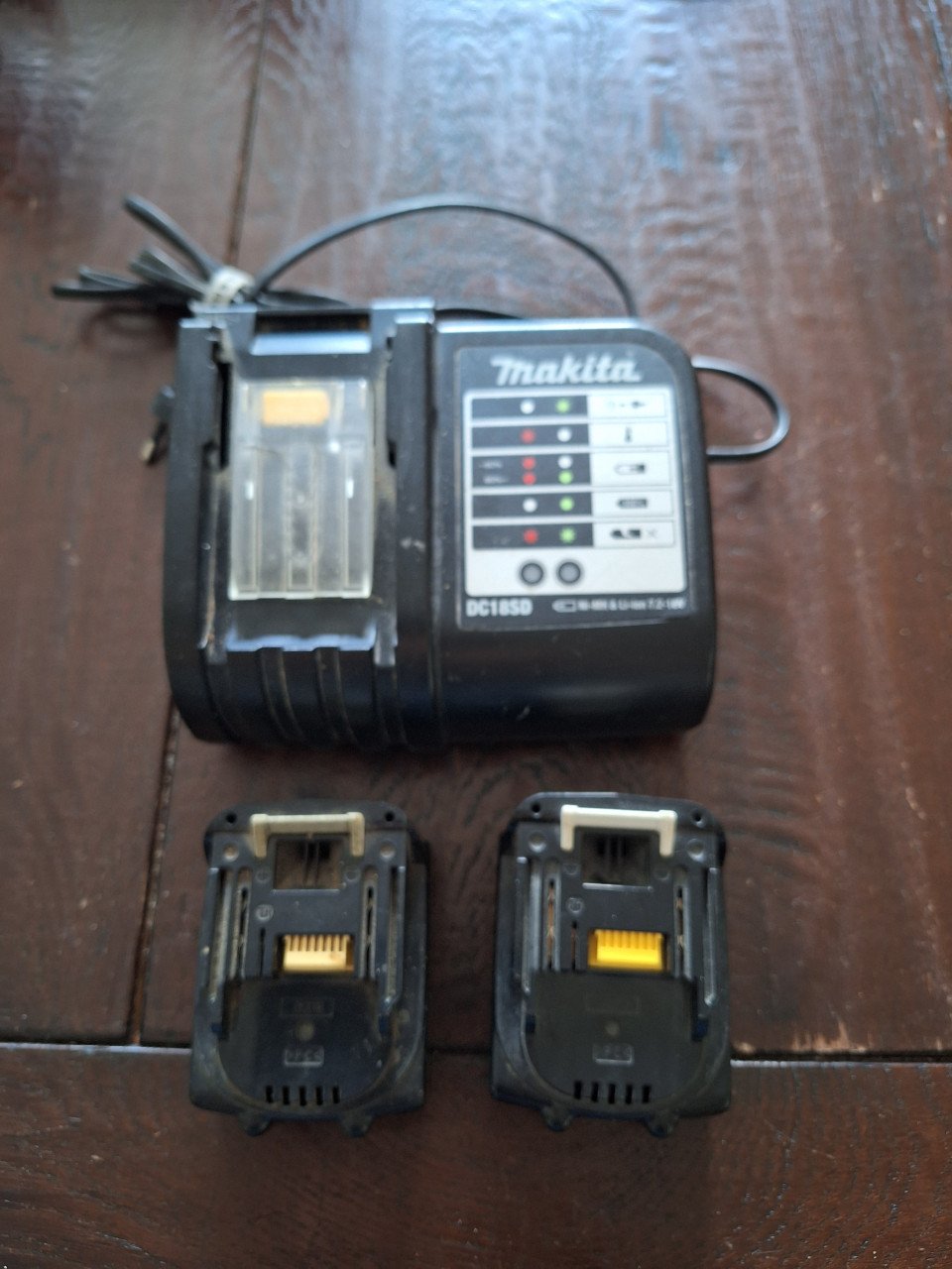 Makita lader met 2 accu's 14,4 Volt