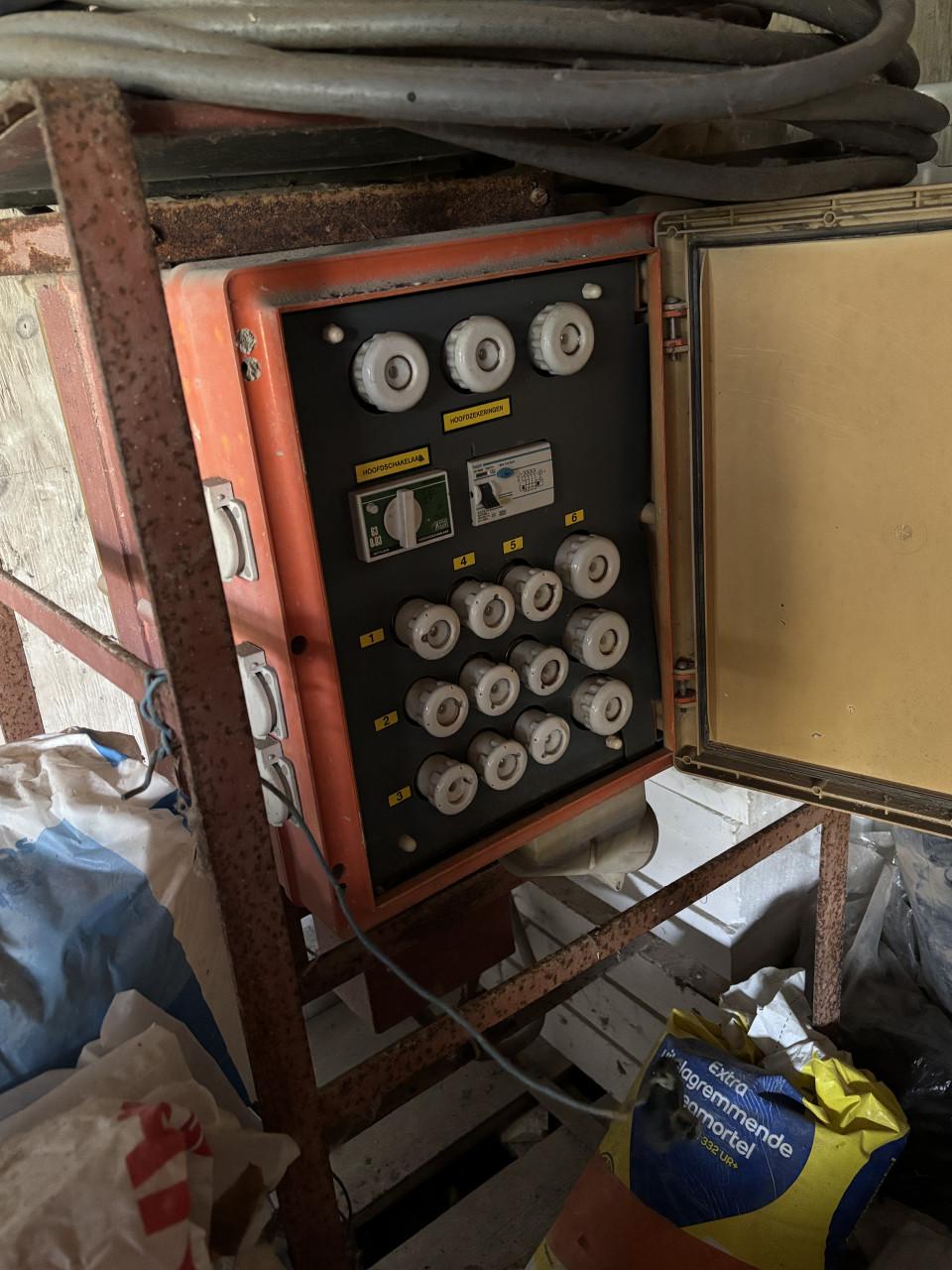 Bouwlift, bouwhekken, stroomkast