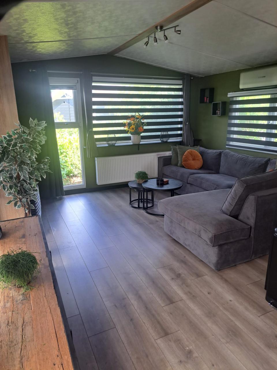 Chalet met serre te koop op ruime kavel Camping klein paradijs in Chaam