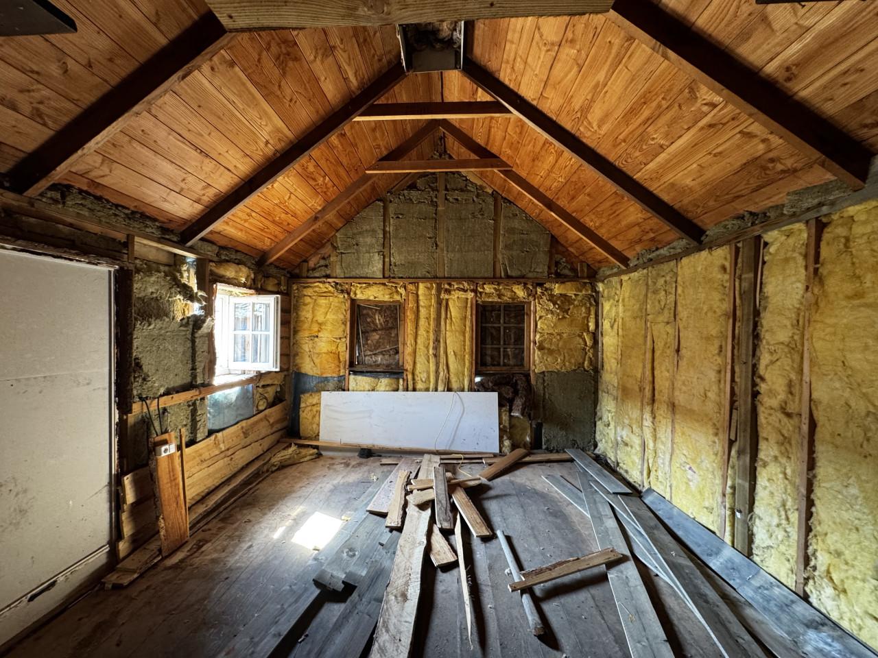 Gratis hout en isolatie (blokhut wordt gesloopt).