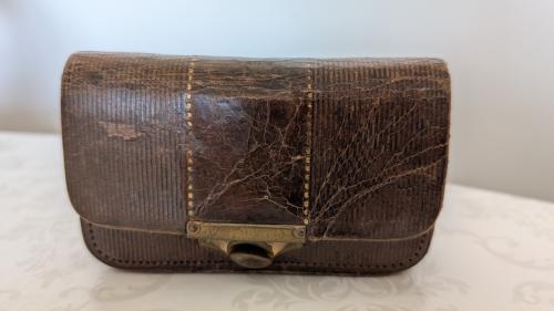 Antieke Leren Accordeon Portemonnee / Postzegelbeurs met Klem (ca. 1910)