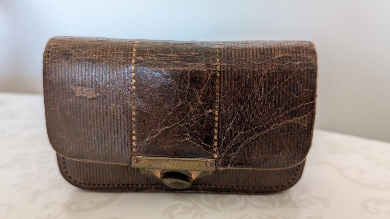Antieke Leren Accordeon Portemonnee / Postzegelbeurs met Klem (ca. 1910)