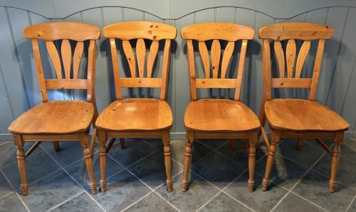 Massief grenen stoelen (4)